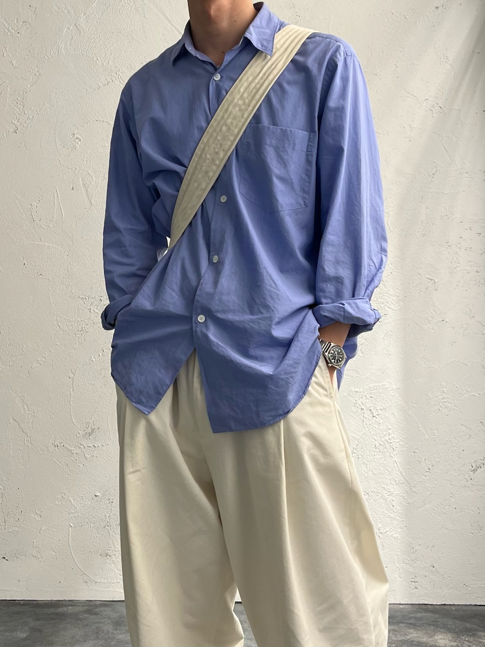 「サックスブルー、COMOLI、epnokplus、New Balance、newbalance993、白パンツ、シティーボーイ、きれいめカジュアル」｜「TODAYFULのTODAYFUL(トゥデイフル) "Typewriter Shoulder Bag"タイプライターショルダーバッグ/12121004（ショルダーバッグ、ホワイト系）」を使った、おさゆうさん（メンズ・168cm）の秋コーディネートの4枚目の写真