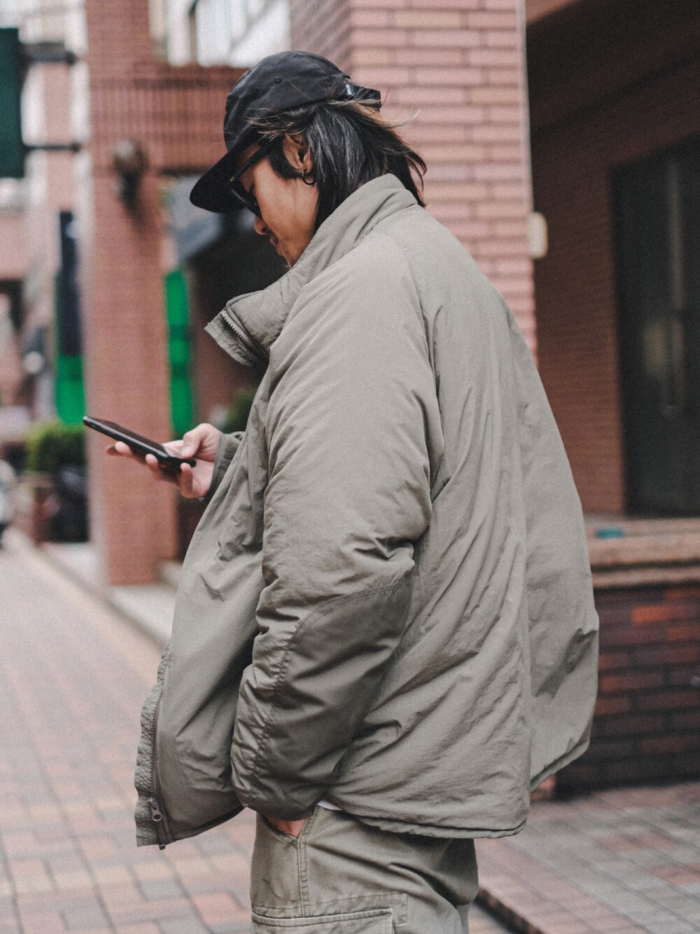 グリーン系のジャケット/アウター、ベージュ系のシューズを着用したメンズの冬コーディネートの3枚目の写真