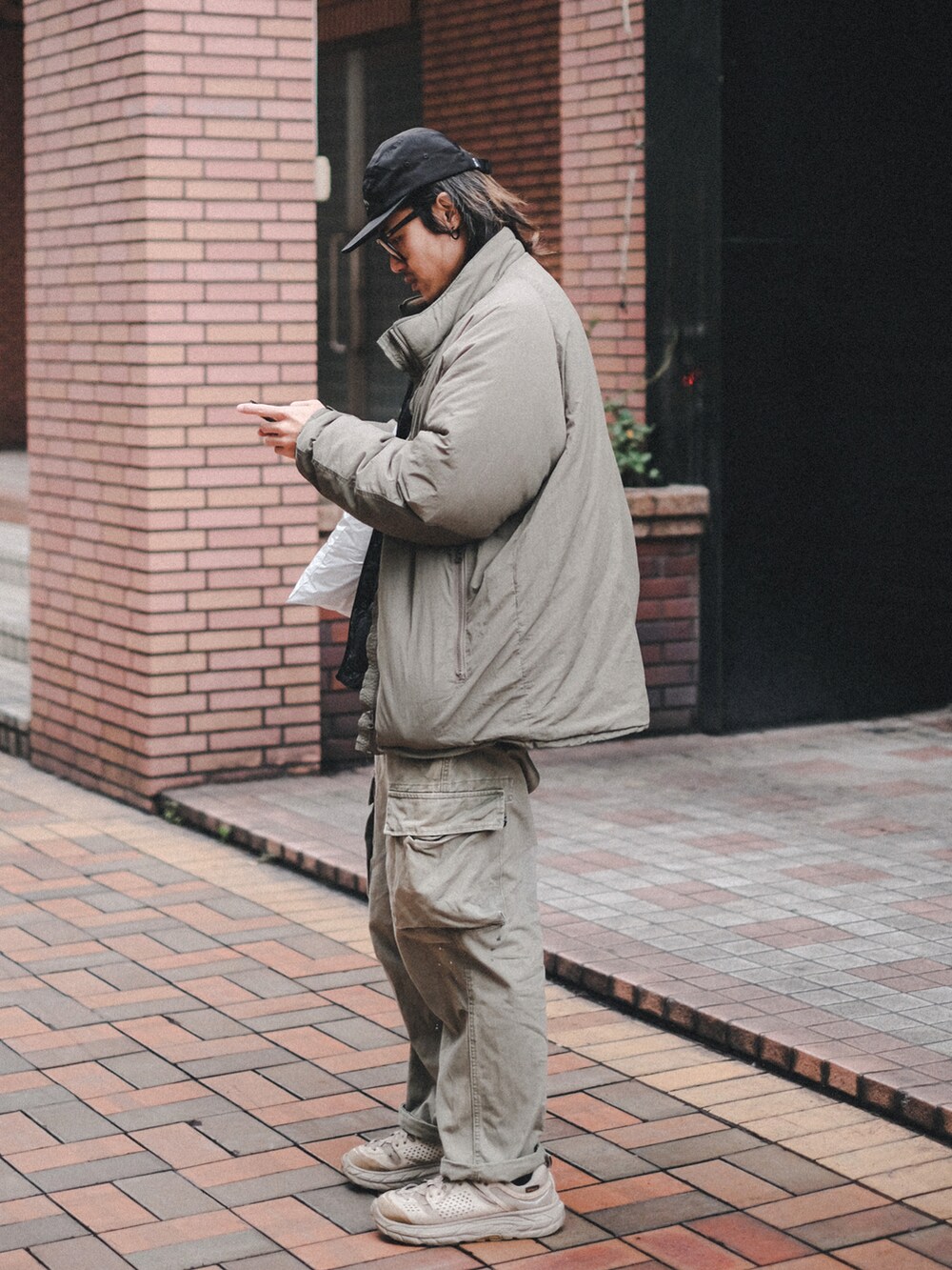 グリーン系のジャケット/アウター、ベージュ系のシューズを着用したメンズの冬コーディネートの2枚目の写真