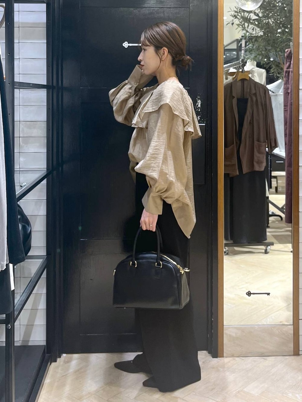 「ベーシック/シンプル、きれいめ、着痩せ・細見え、SNAP_apart by lowrys、apart by lowrys、ブラウン、ブラウス、パンツ、お仕事コーデ_apart by lowrys、秋コーデ、秋冬新作」｜「A part byの【セレクト】AULENTTI/ボストンバッグ（ボストンバッグ、ブラック系）」を使った、hinakoさん（レディース・157cm）の夏コーディネートの2枚目の写真
