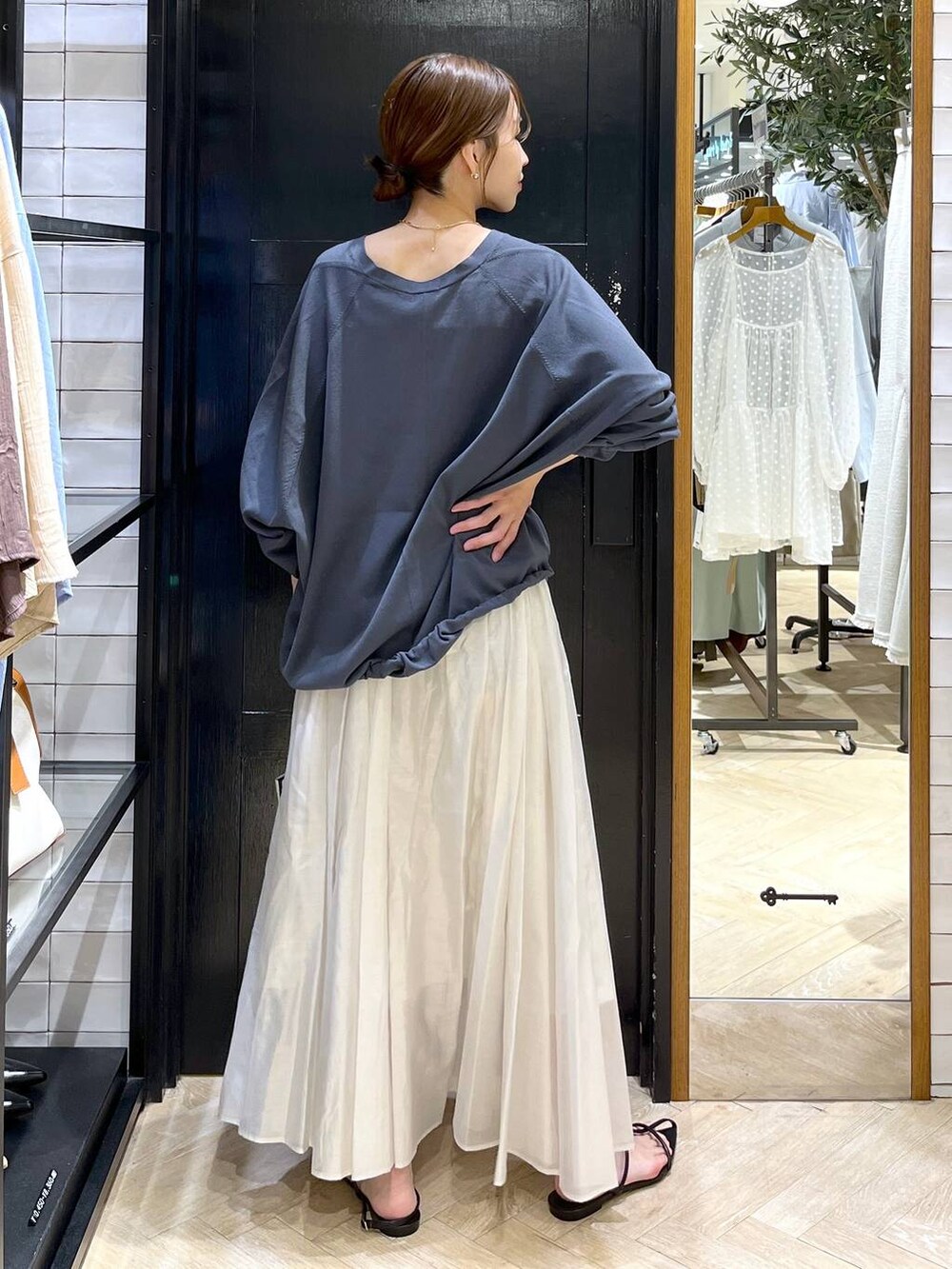 「ベーシック/シンプル、着痩せ・細見え、SNAP_apart by lowrys、スカート、春コーデ、きれいめ、カーディガン、apart by lowrys、雨の日コーデ、春夏コーデ」｜「A part byのドロストビッグVカーディガン（カーディガン/ボレロ、グレー系）」を使った、hinakoさん（レディース・157cm）の春コーディネートの4枚目の写真