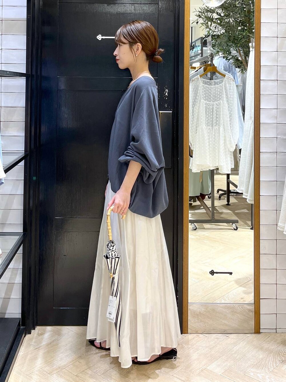 「ベーシック/シンプル、着痩せ・細見え、SNAP_apart by lowrys、スカート、春コーデ、きれいめ、カーディガン、apart by lowrys、雨の日コーデ、春夏コーデ」｜「A part byのドロストビッグVカーディガン（カーディガン/ボレロ、グレー系）」を使った、hinakoさん（レディース・157cm）の春コーディネートの3枚目の写真