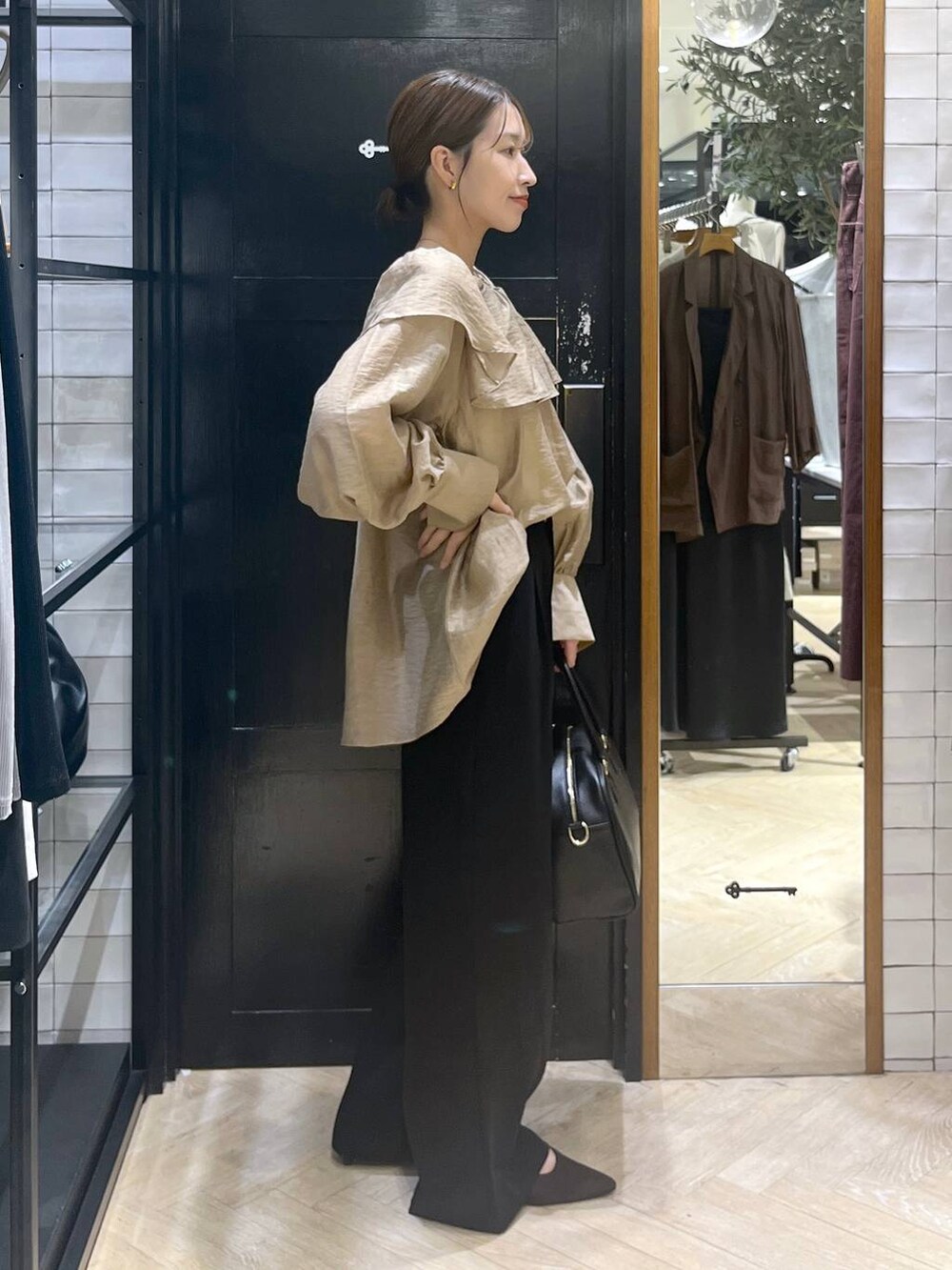 「ベーシック/シンプル、きれいめ、着痩せ・細見え、SNAP_apart by lowrys、apart by lowrys、ブラウン、ブラウス、パンツ、お仕事コーデ_apart by lowrys、秋コーデ、秋冬新作」｜「A part byの【セレクト】AULENTTI/ボストンバッグ（ボストンバッグ、ブラック系）」を使った、hinakoさん（レディース・157cm）の夏コーディネートの3枚目の写真