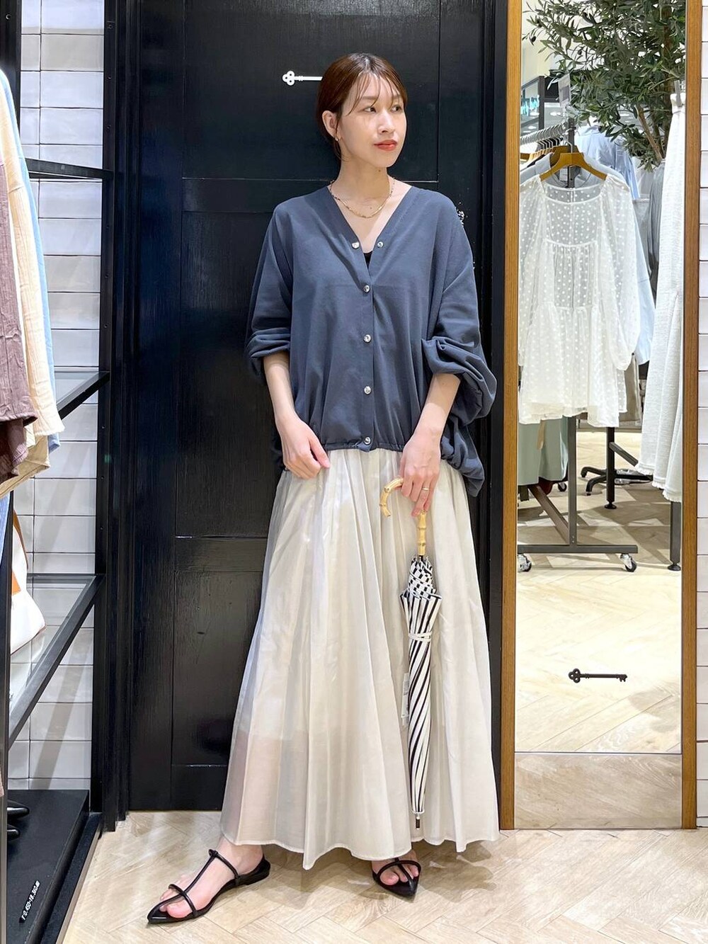 「ベーシック/シンプル、着痩せ・細見え、SNAP_apart by lowrys、スカート、春コーデ、きれいめ、カーディガン、apart by lowrys、雨の日コーデ、春夏コーデ」｜「A part byのドロストビッグVカーディガン（カーディガン/ボレロ、グレー系）」を使った、hinakoさん（レディース・157cm）の春コーディネートの2枚目の写真