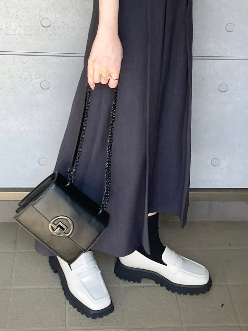 ホワイト系のローファーを着用したレディースの秋コーディネートの3枚目の写真