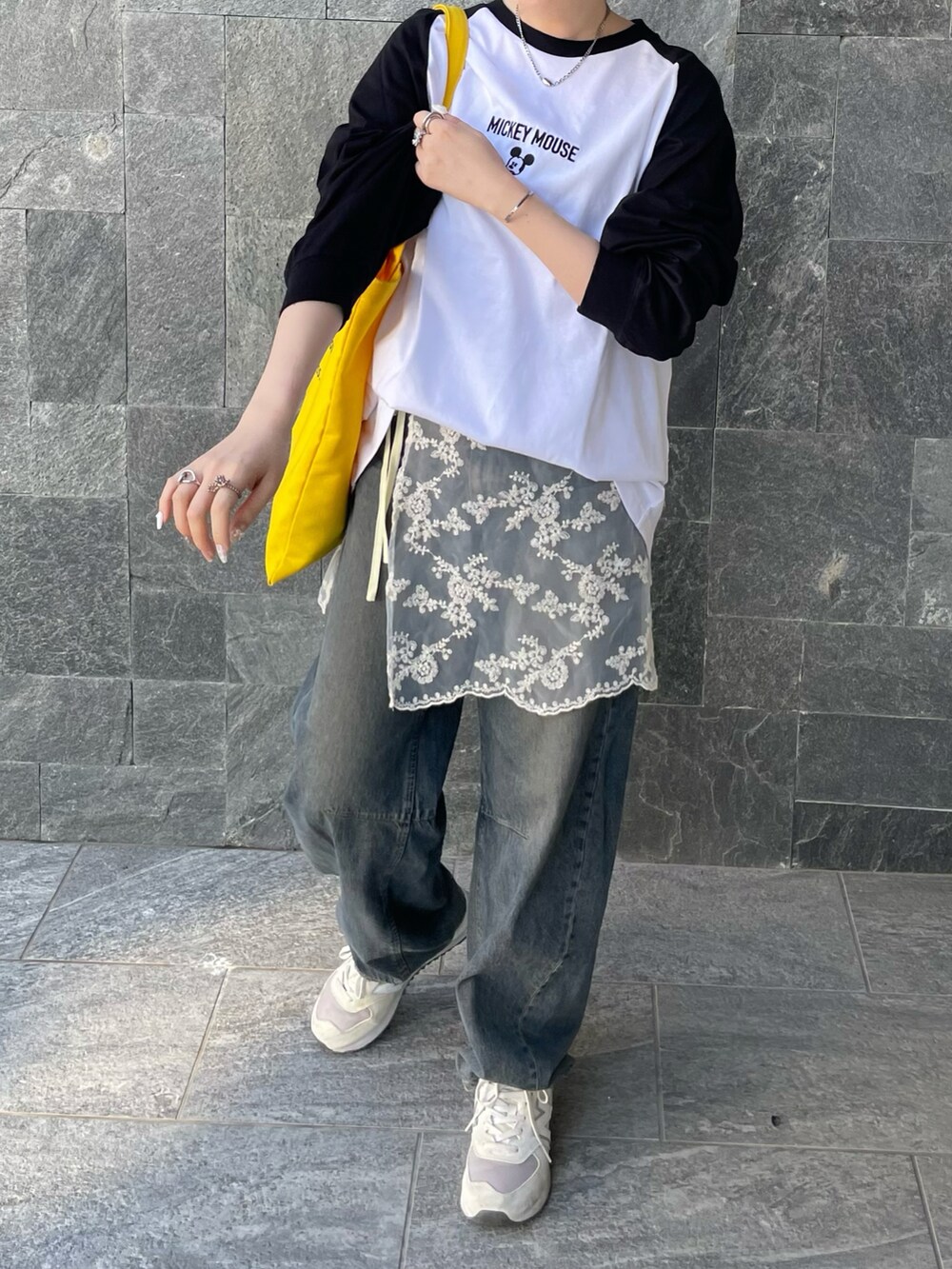 ホワイト系のTシャツ/カットソーを着用したレディースの春コーディネートの2枚目の写真