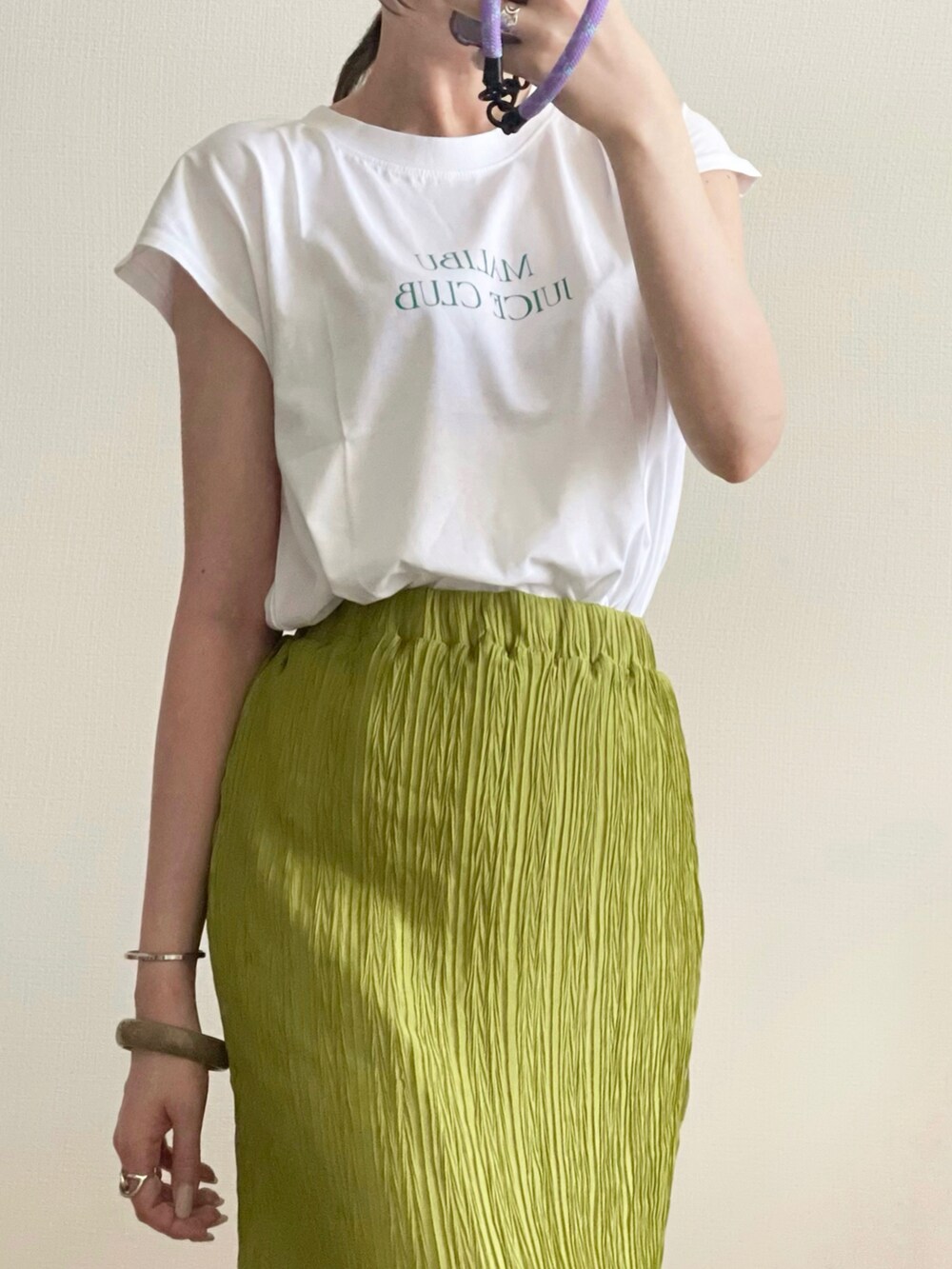 ホワイト系のTシャツ/カットソーを着用したレディースの夏コーディネートの4枚目の写真