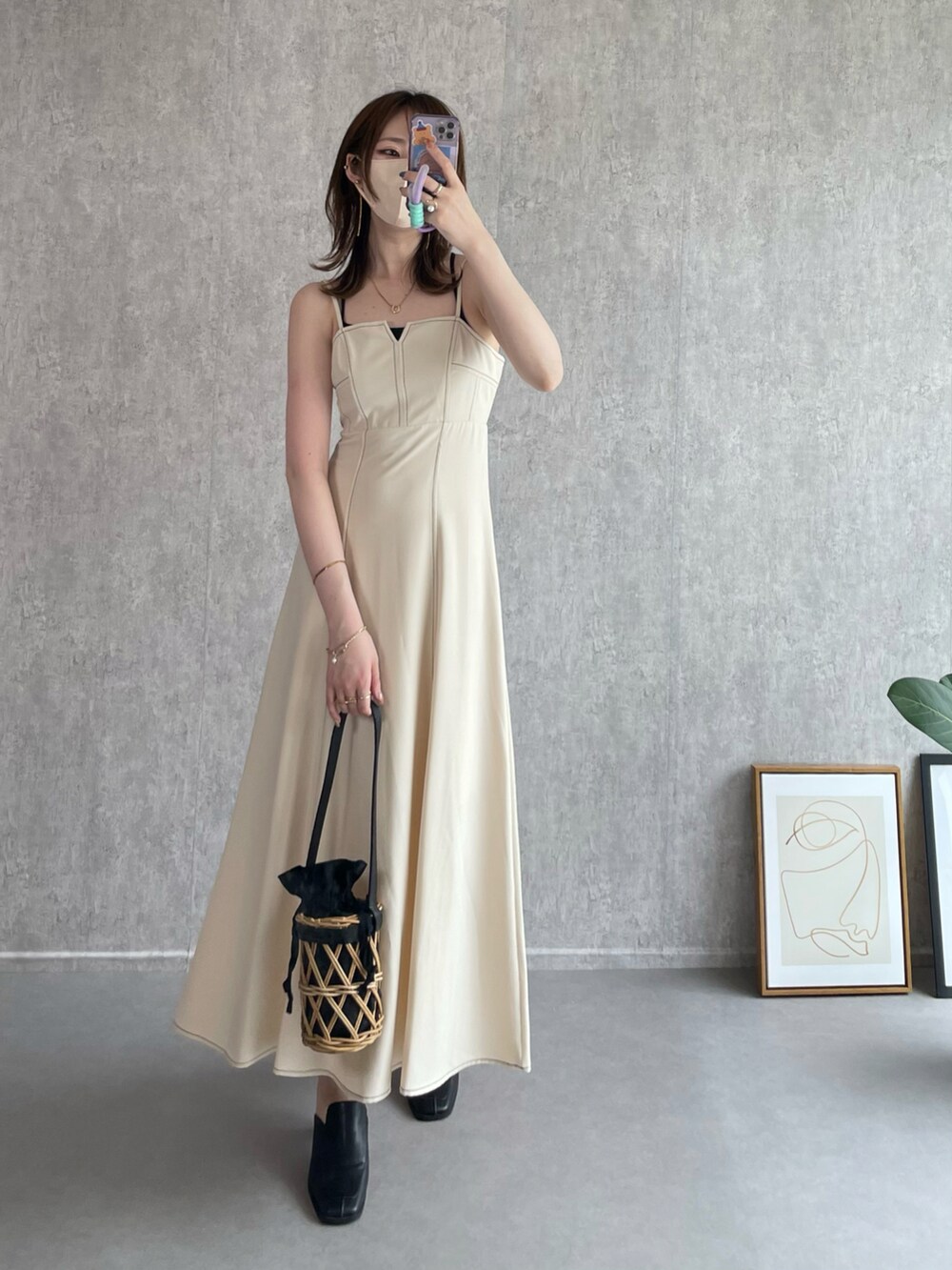 ホワイト系のワンピース、ブラック系のかごバッグ、ブラック系のローファーを着用したレディースの秋コーディネートの4枚目の写真