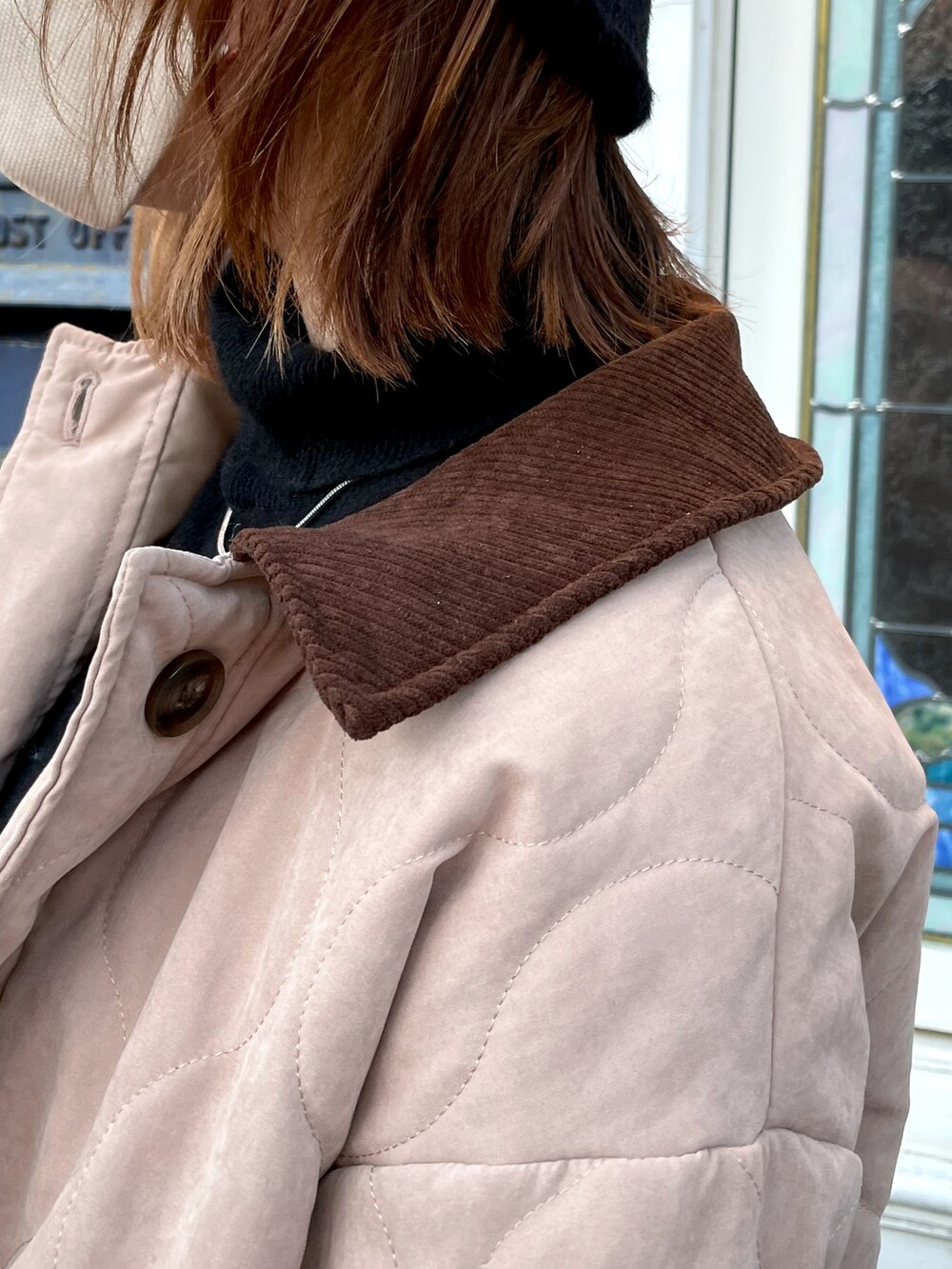 ベージュ系のブルゾン、ブラウン系のスカート、ブラック系のブーツを着用したレディースの秋コーディネートの3枚目の写真