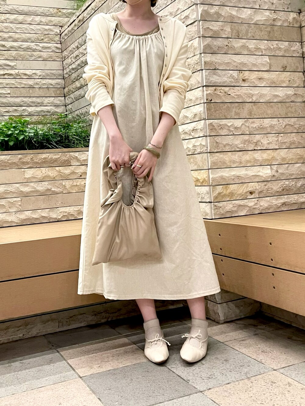 ベージュ系のパンプス、ベージュ系のワンピース/ドレス、ベージュ系のハンドバッグを着用したレディースの夏コーディネートの4枚目の写真