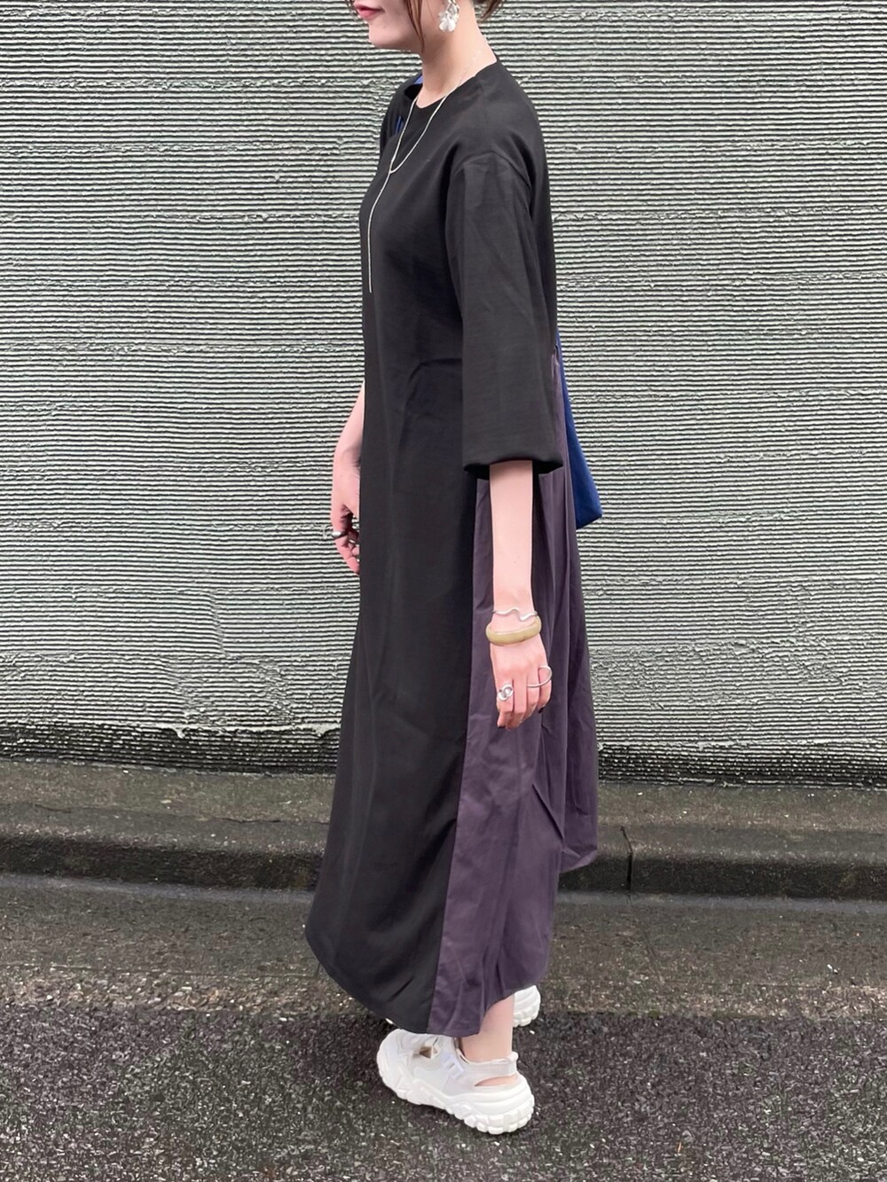 ブラック系のワンピースを着用したレディースの秋コーディネートの3枚目の写真