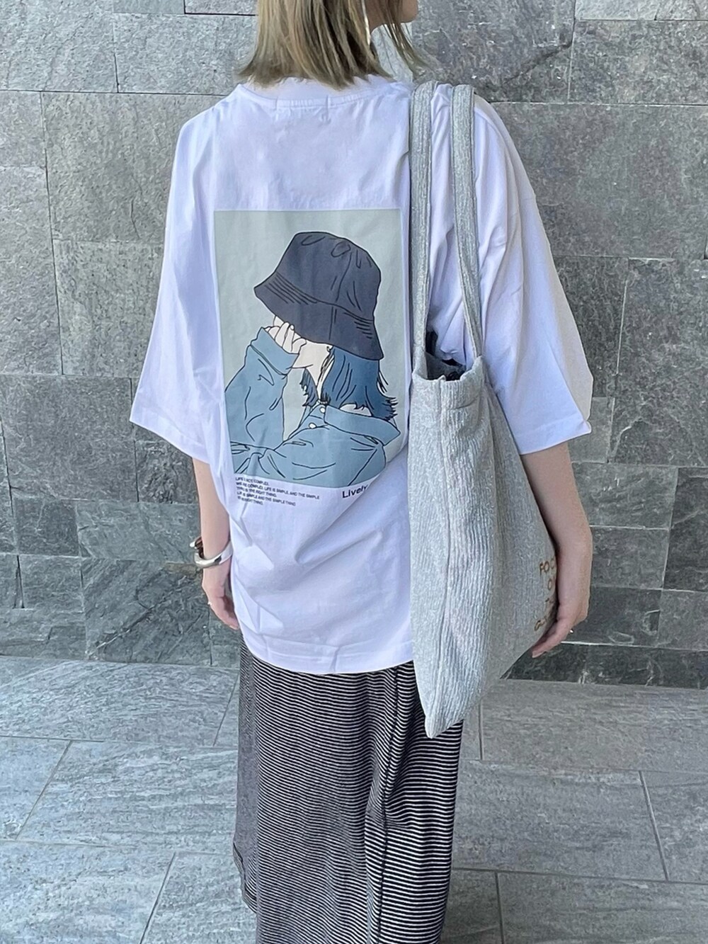 ホワイト系のTシャツ/カットソーを着用したレディースの夏コーディネートの5枚目の写真