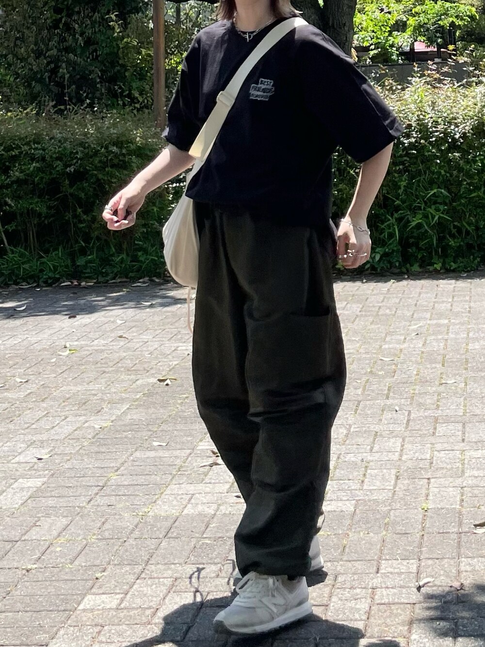 ブラック系のTシャツ/カットソーを着用したレディースの春コーディネートの3枚目の写真