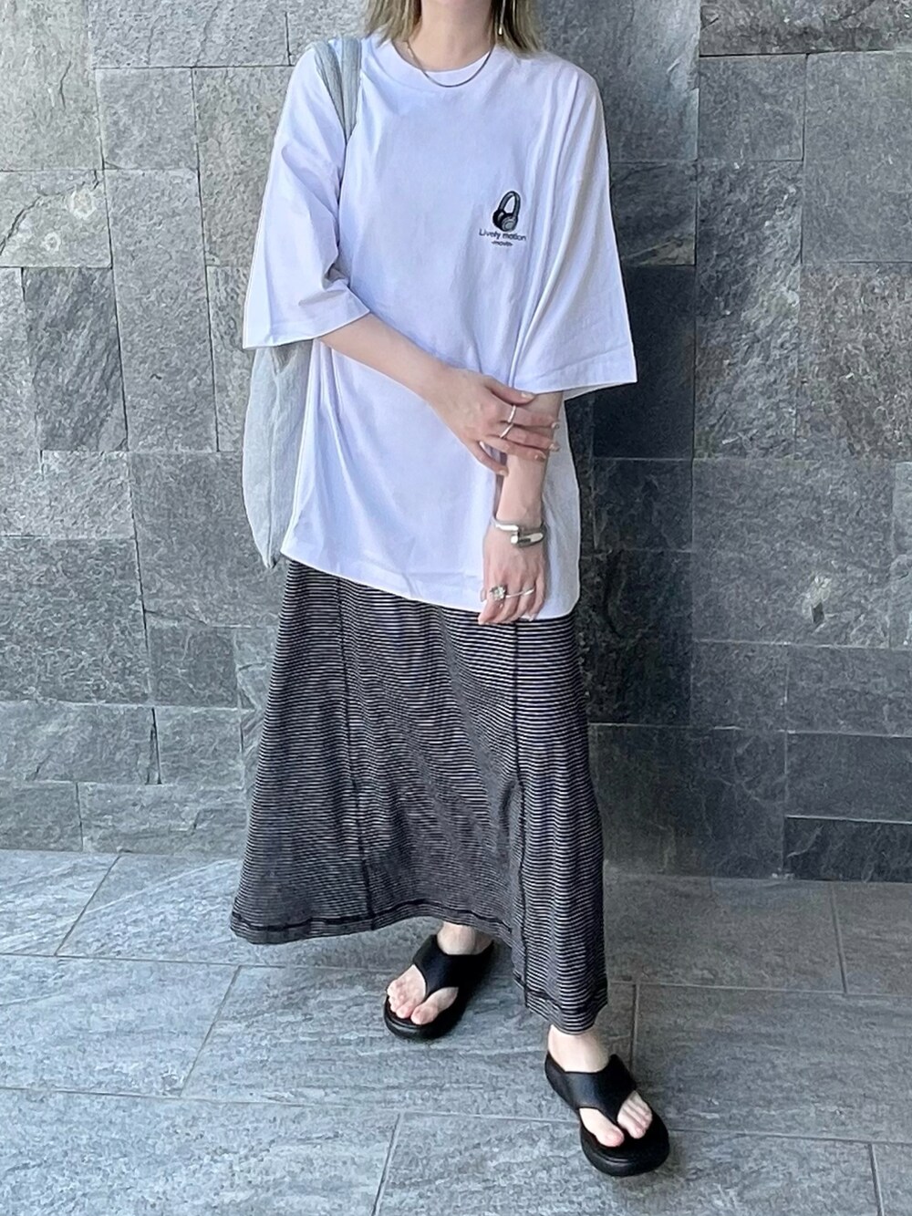 ホワイト系のTシャツ/カットソーを着用したレディースの夏コーディネートの2枚目の写真