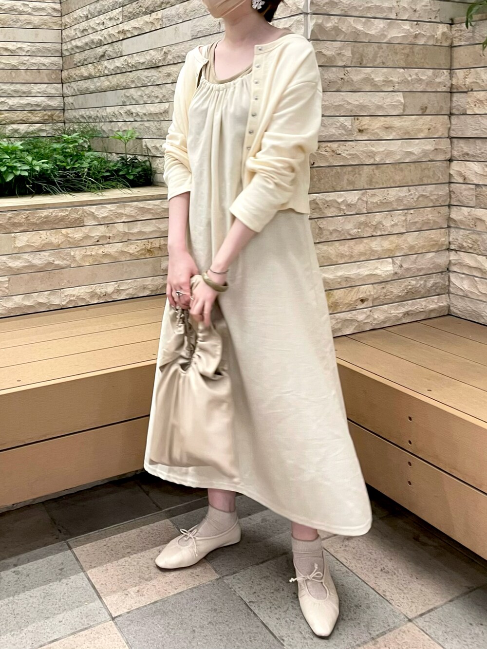 ベージュ系のパンプス、ベージュ系のワンピース/ドレス、ベージュ系のハンドバッグを着用したレディースの夏コーディネートの3枚目の写真