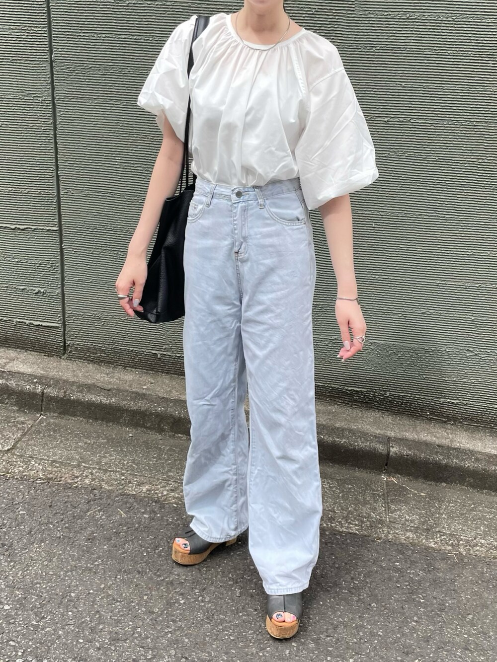 ホワイト系のシャツ/ブラウス、ブラック系のトートバッグ、グレー系のサンダルを着用したレディースの夏コーディネートの5枚目の写真