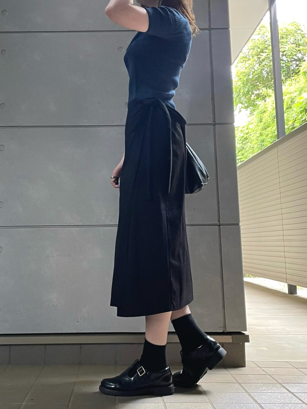 ブラック系のトートバッグ、ブラック系のシューズを着用したレディースの夏コーディネートの5枚目の写真