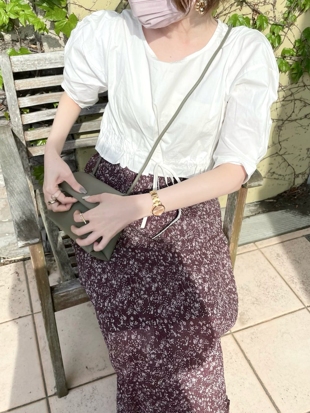 ホワイト系のシャツ/ブラウス、ブラウン系のスカート、ブラウン系のバレエシューズを着用したレディースの夏コーディネートの4枚目の写真