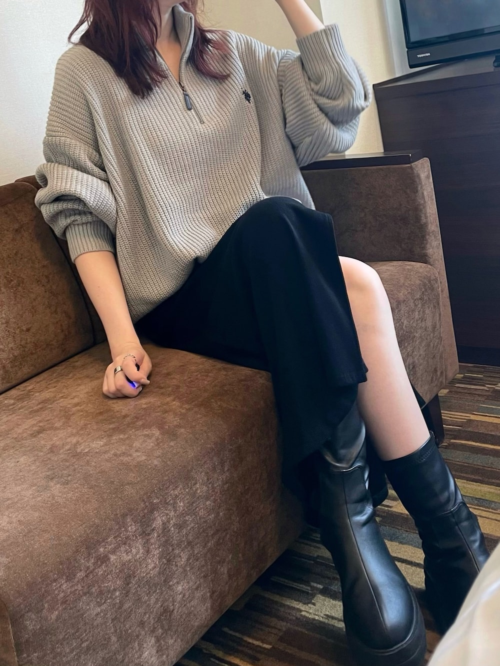 グレー系のニット/セーター、ブラック系のトートバッグを着用したレディースの冬コーディネートの4枚目の写真