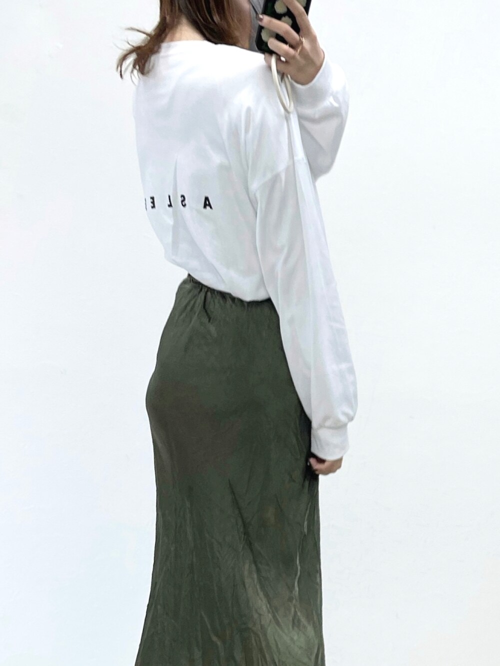 ホワイト系のTシャツ/カットソー、ブラック系のブーツを着用したレディースの春コーディネートの3枚目の写真