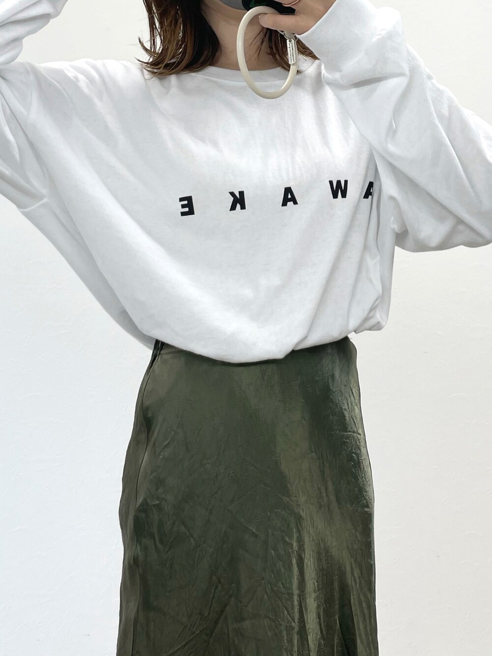 ホワイト系のTシャツ/カットソー、ブラック系のブーツを着用したレディースの春コーディネートの2枚目の写真