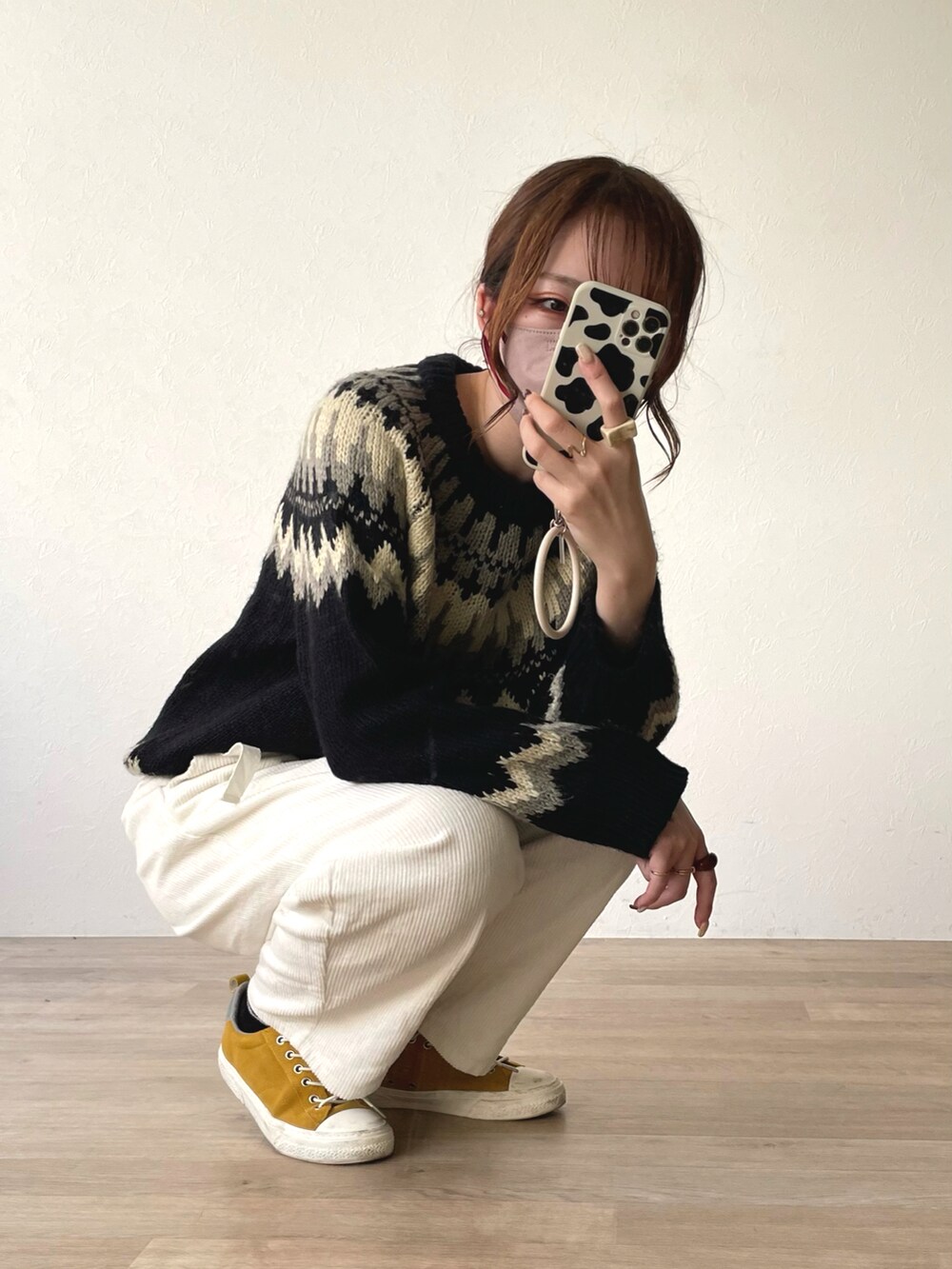 ホワイト系のその他パンツ、イエロー系のスニーカーを着用したレディースの冬コーディネートの3枚目の写真