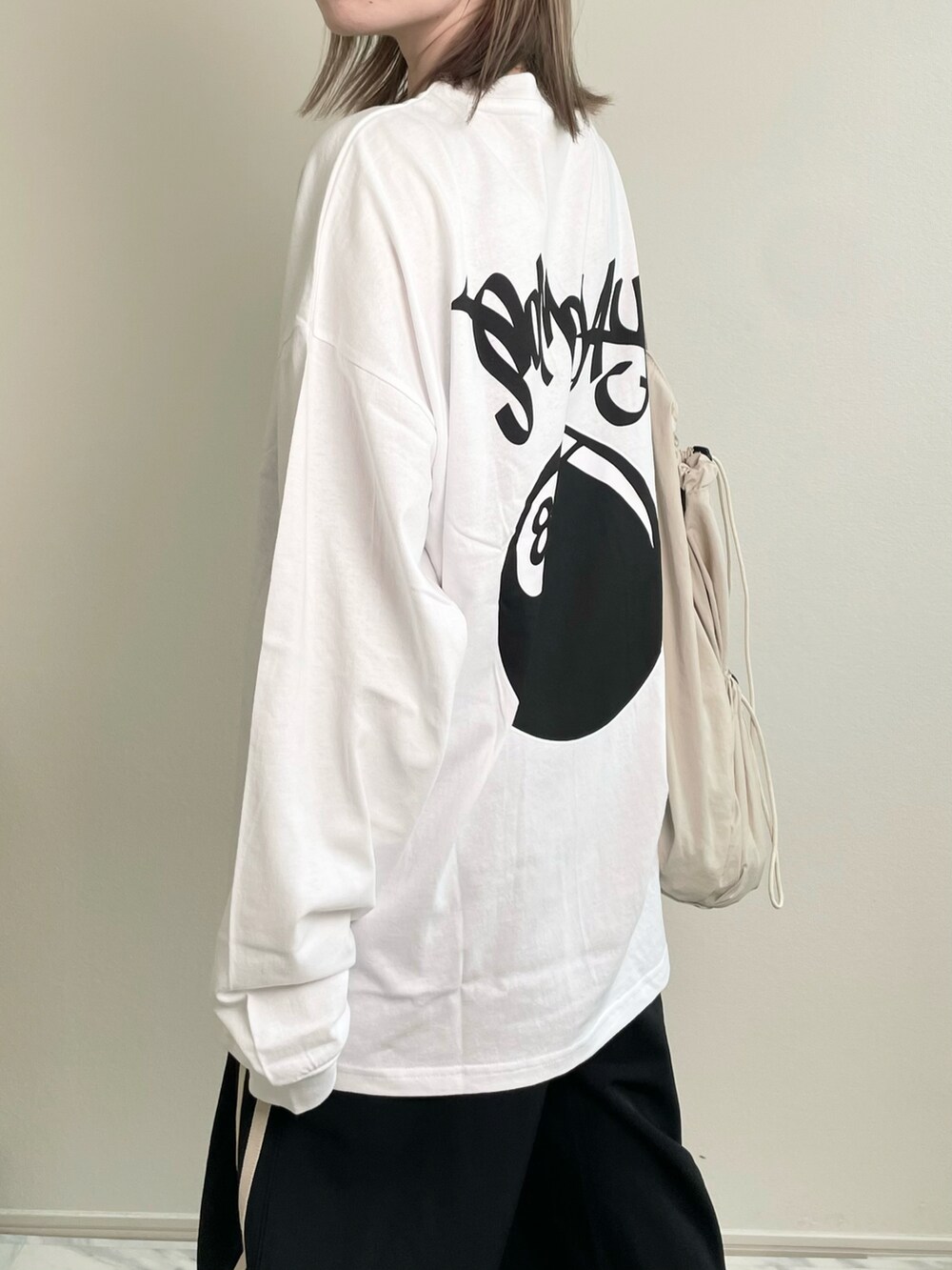 ホワイト系のTシャツ/カットソーを着用したレディースの夏コーディネートの5枚目の写真