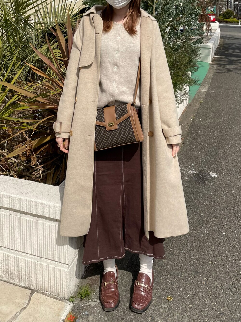 ベージュ系のジャケット/アウター、ブラウン系のショルダーバッグ、ブラウン系のスカートを着用したレディースの春コーディネートの4枚目の写真