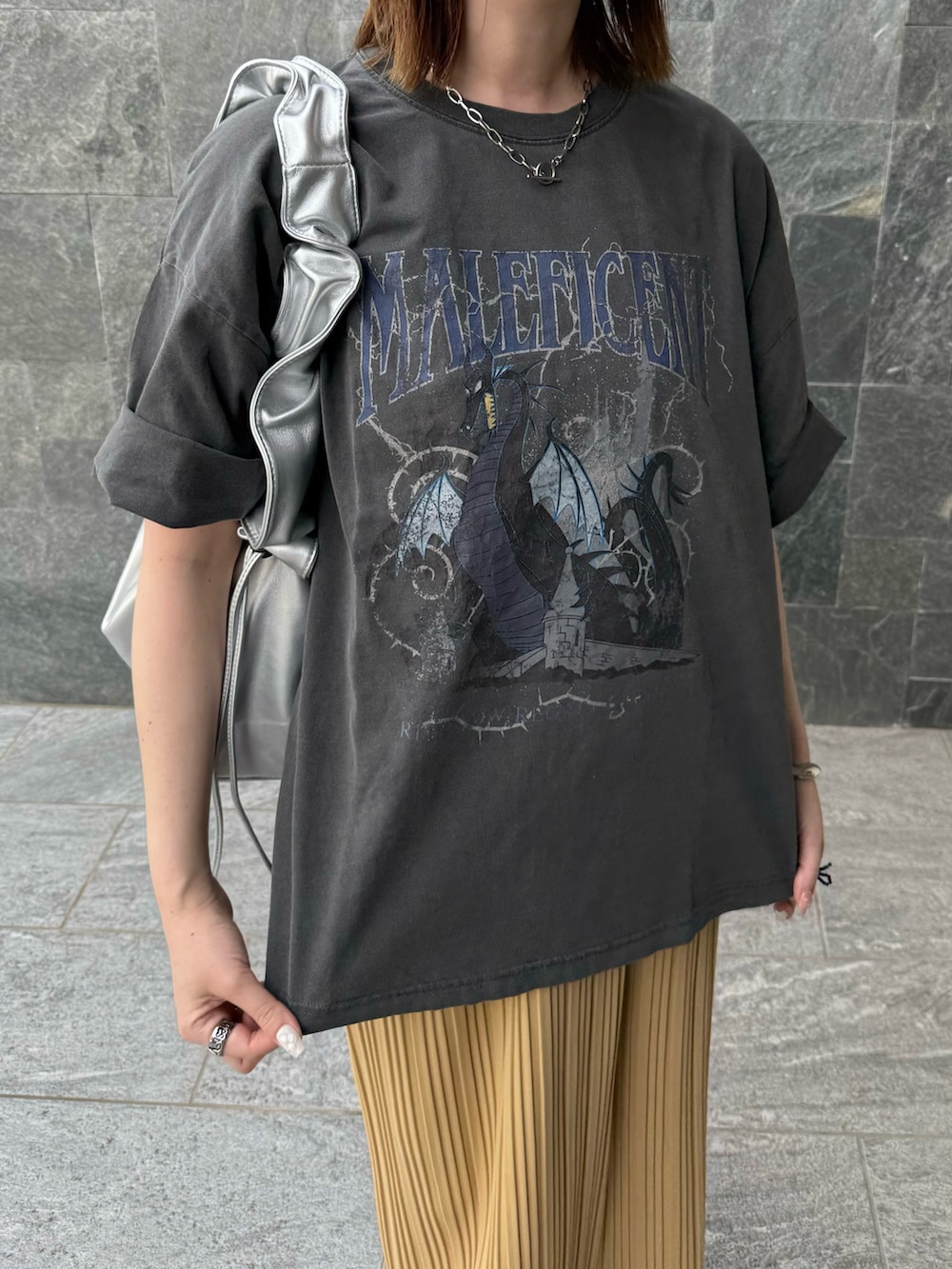 グレー系のTシャツ/カットソー、イエロー系のスカート、シルバー系のハンドバッグを着用したレディースの春コーディネートの5枚目の写真