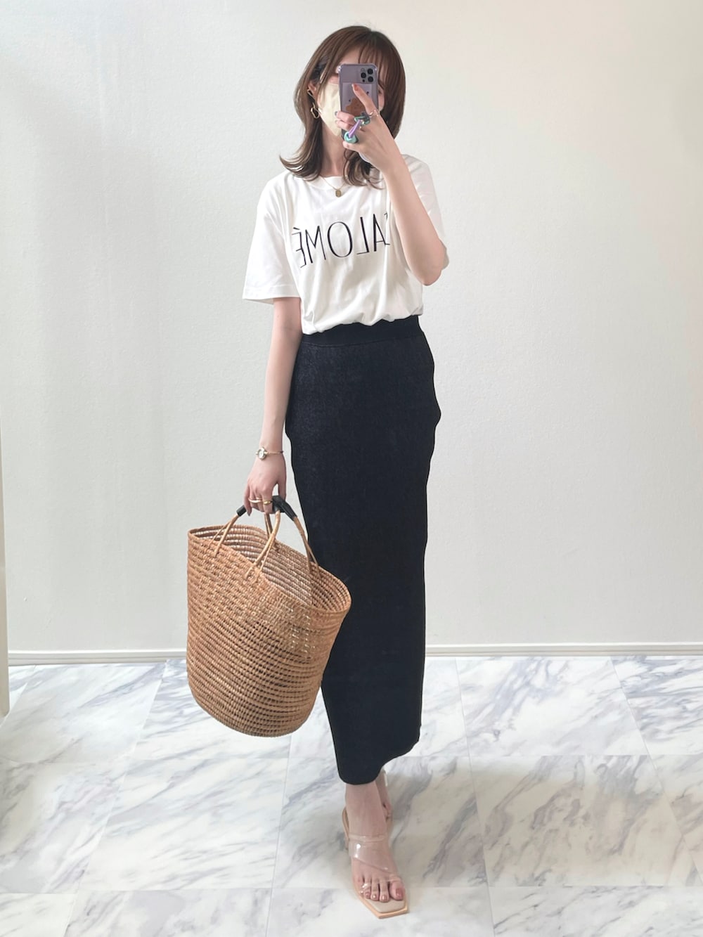 その他のTシャツ/カットソー、ブラック系のスカート、ベージュ系のかごバッグを着用したレディースの夏コーディネートの4枚目の写真