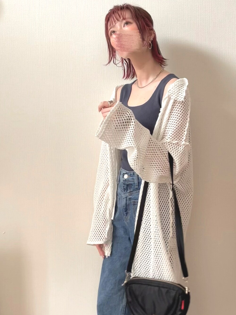 ホワイト系のカーディガン/ボレロ、ブラック系のショルダーバッグ、ブラック系のサンダルを着用したレディースの夏コーディネートの2枚目の写真