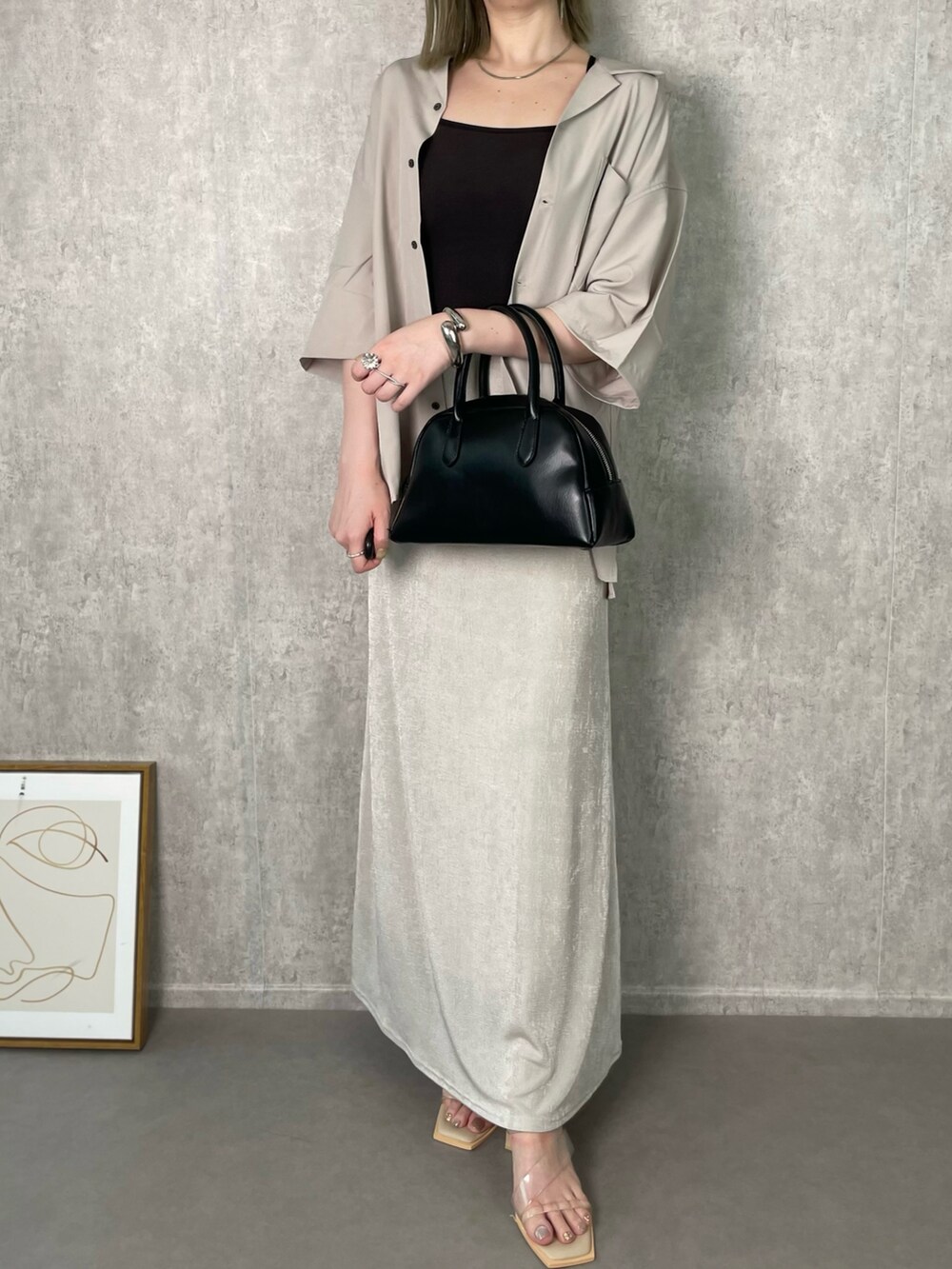 ベージュ系のシャツ/ブラウスを着用したレディースの夏コーディネートの5枚目の写真