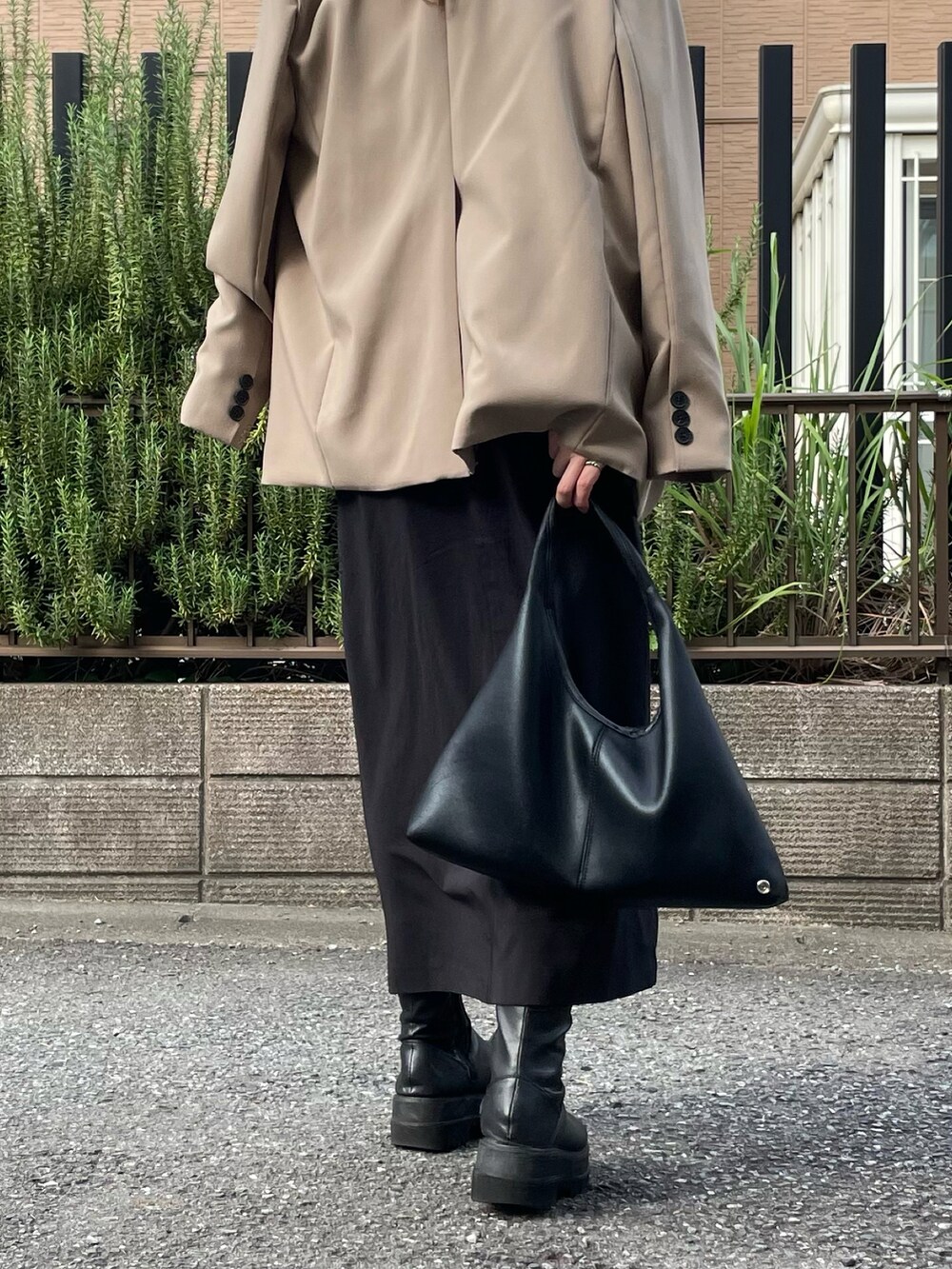 ブラック系のハンドバッグを着用したレディースの冬コーディネートの4枚目の写真