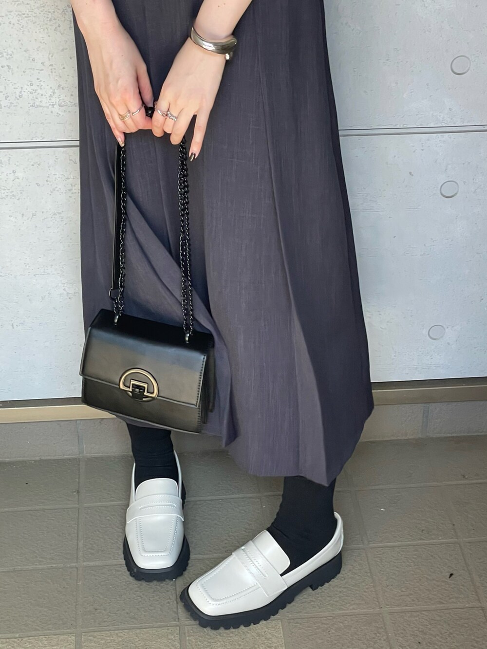 ホワイト系のローファーを着用したレディースの秋コーディネートの4枚目の写真