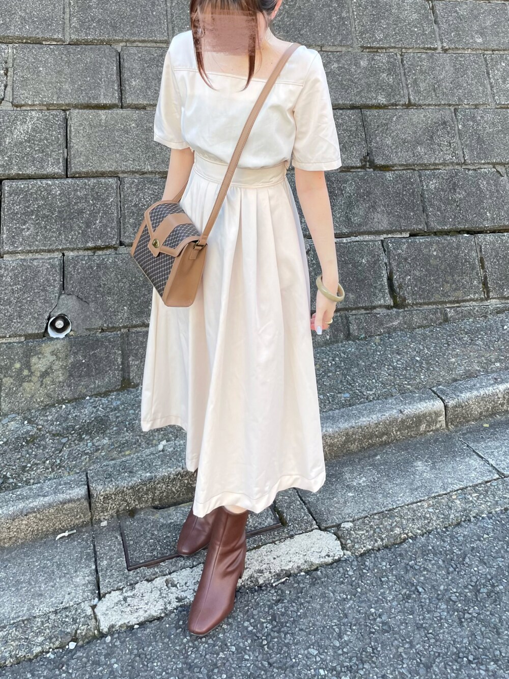 ブラウン系のブーツ、ブラウン系のショルダーバッグを着用したレディースの秋コーディネートの2枚目の写真