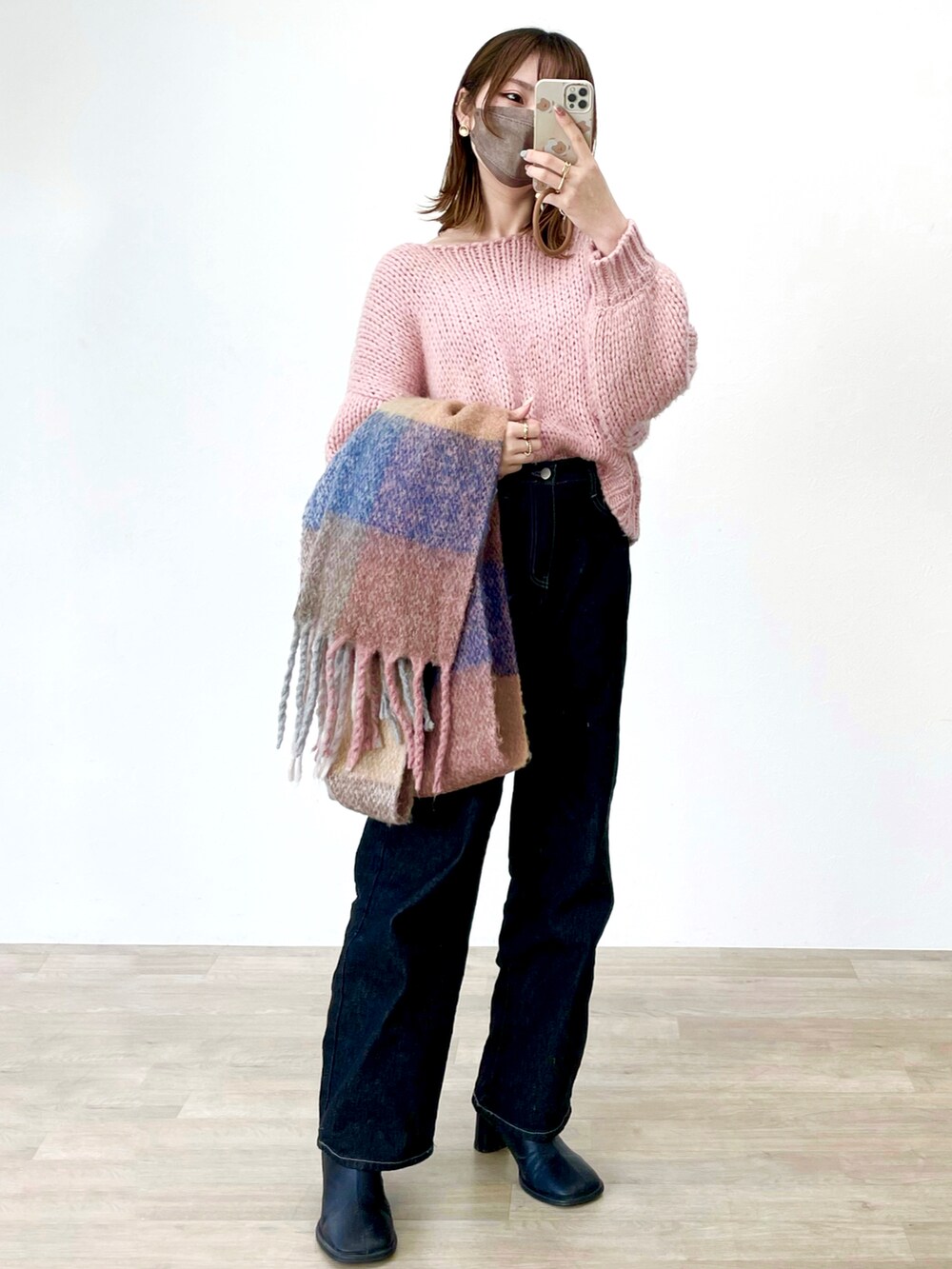 ホワイト系のニット/セーターを着用したレディースの春コーディネートの4枚目の写真