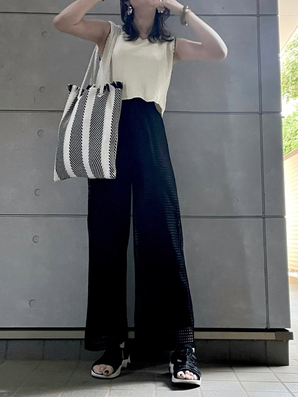 ブラック系のサンダル、ブラック系のその他パンツを着用したレディースの秋コーディネートの2枚目の写真