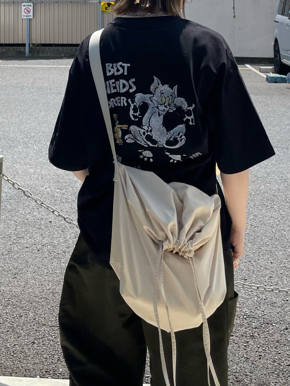 ブラック系のTシャツ/カットソーを着用したレディースの春コーディネートの5枚目の写真