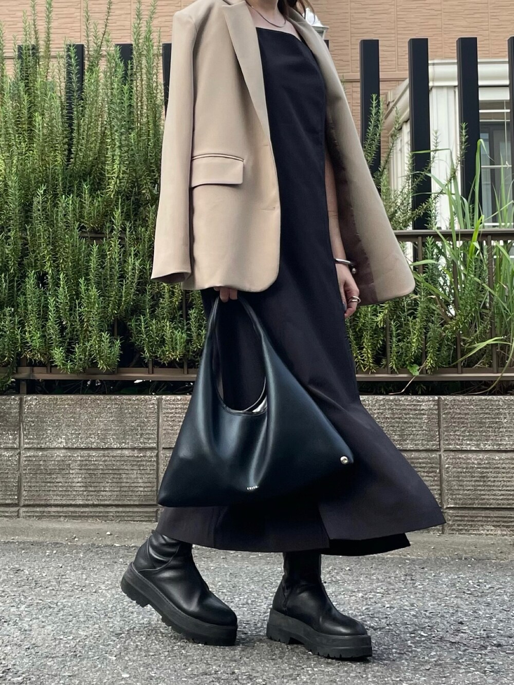 ブラック系のハンドバッグを着用したレディースの冬コーディネートの5枚目の写真