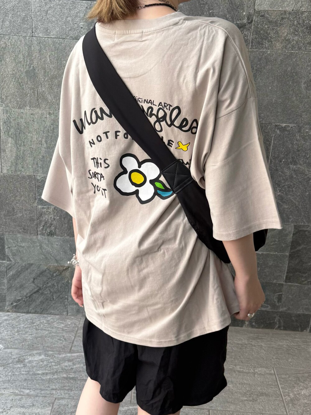 ベージュ系のTシャツ/カットソーを着用したレディースの夏コーディネートの5枚目の写真