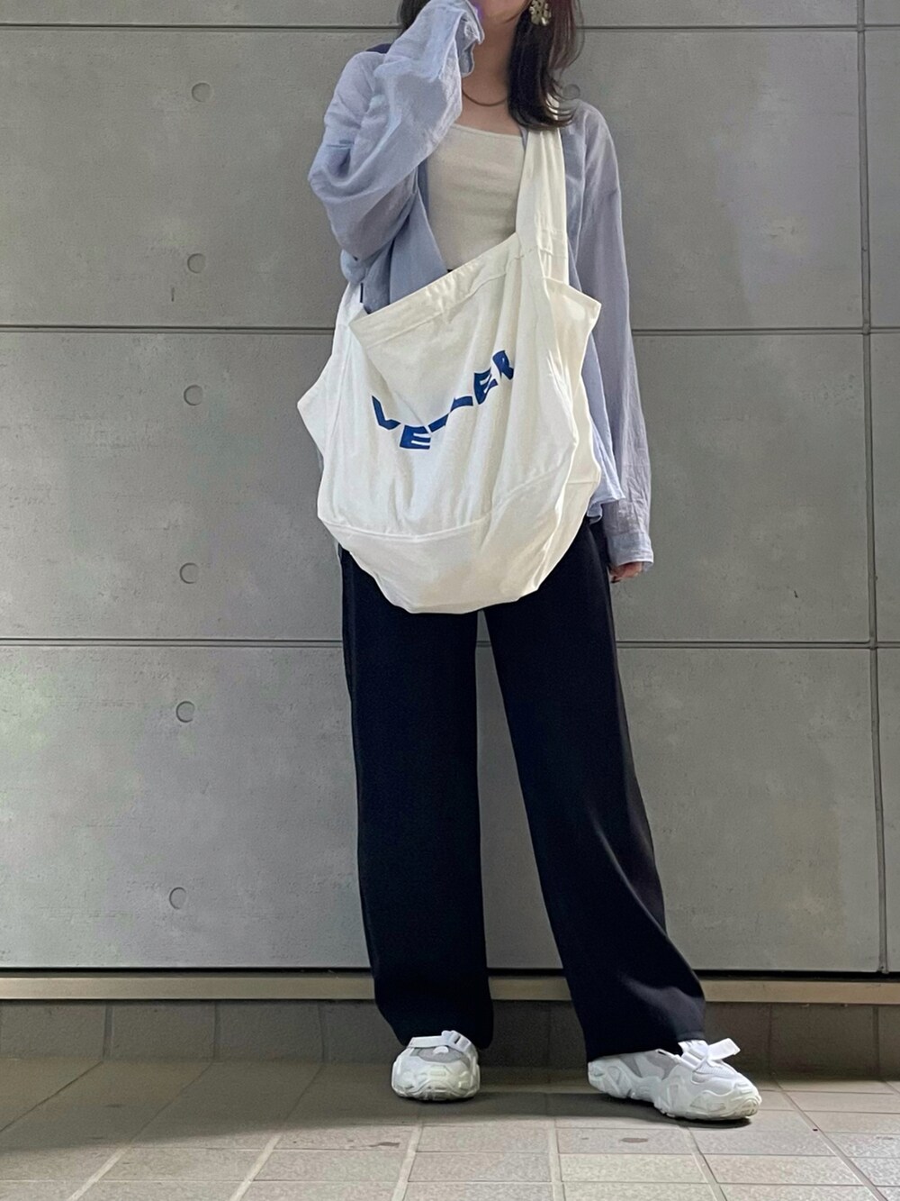 ブラック系のチノパンツを着用したレディースの秋コーディネートの5枚目の写真