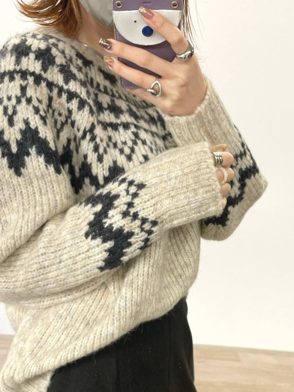 ホワイト系のニット/セーター、ブラック系のブーツを着用したレディースの冬コーディネートの3枚目の写真