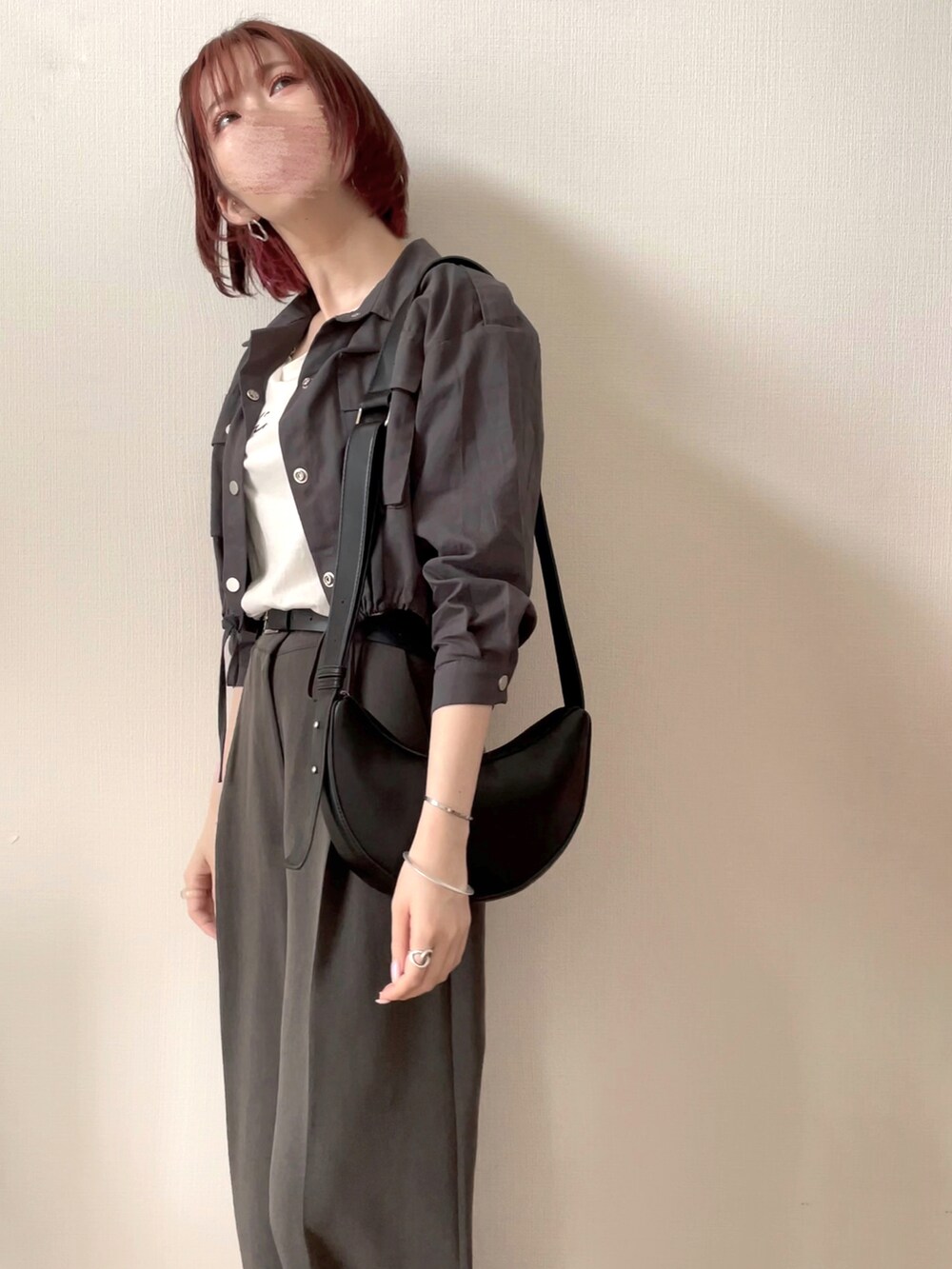 ホワイト系のTシャツ/カットソーを着用したレディースの夏コーディネートの2枚目の写真