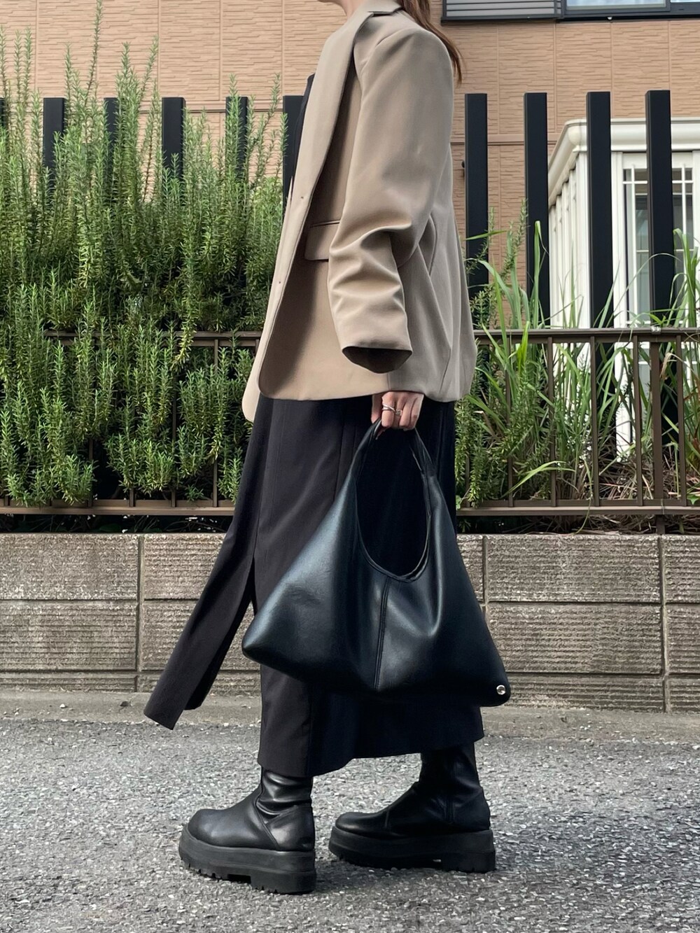 ブラック系のハンドバッグを着用したレディースの冬コーディネートの3枚目の写真