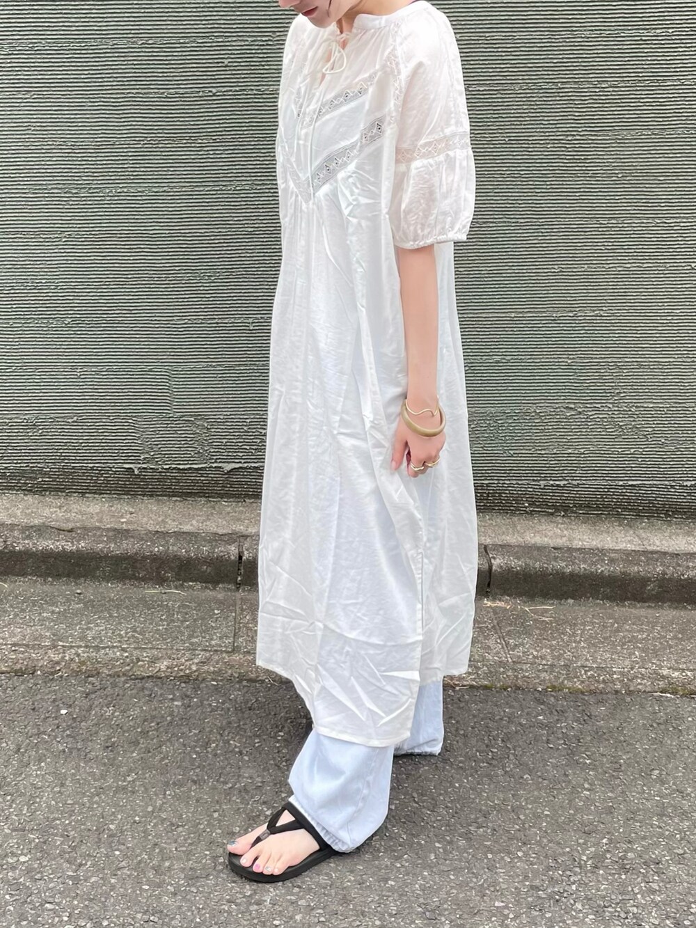 ホワイト系のワンピース、ベージュ系のかごバッグを着用したレディースの秋コーディネートの5枚目の写真