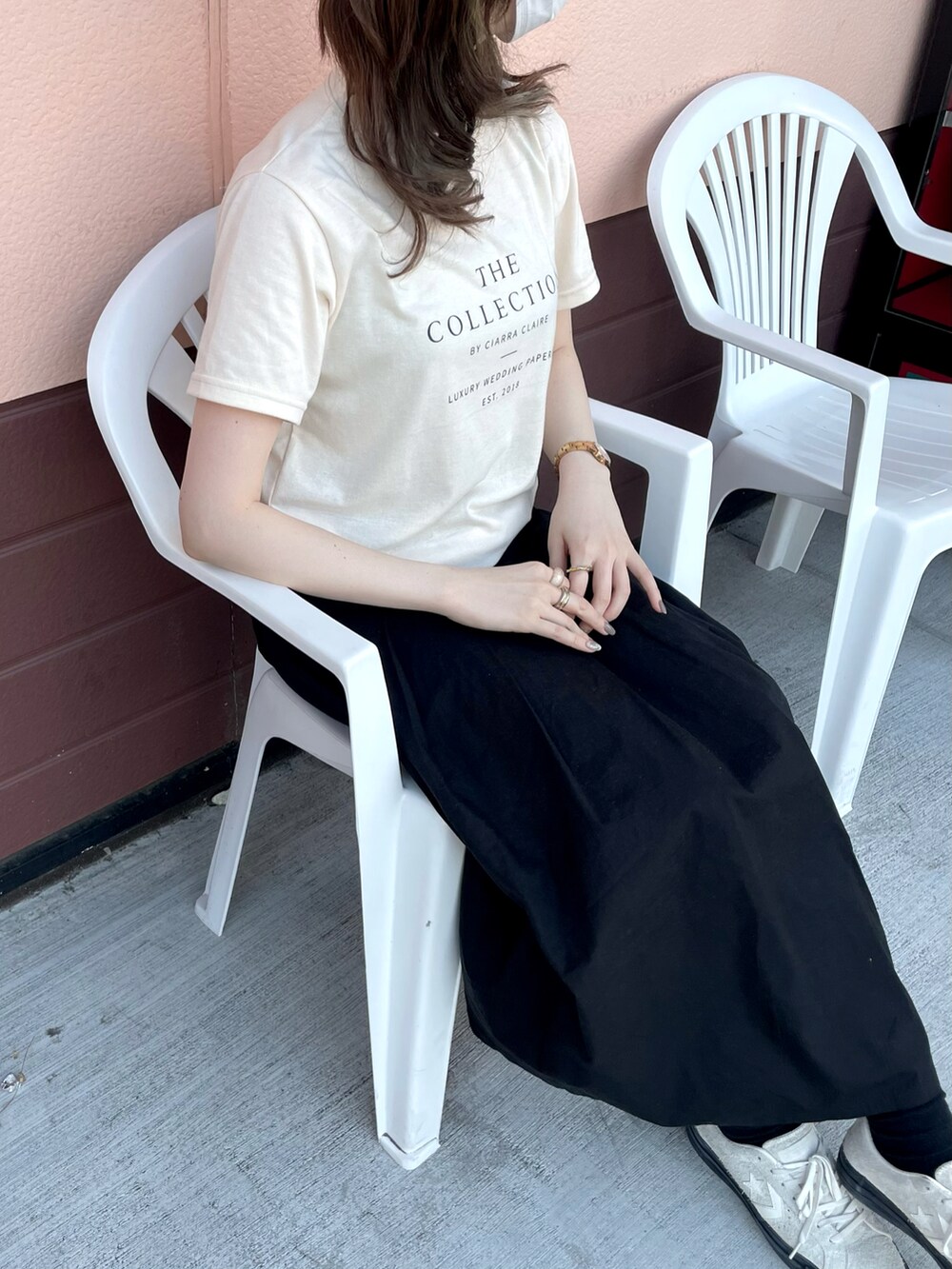 ホワイト系のTシャツ/カットソー、ホワイト系のスニーカー、ピンク系のアナログ腕時計を着用したレディースの春コーディネートの3枚目の写真