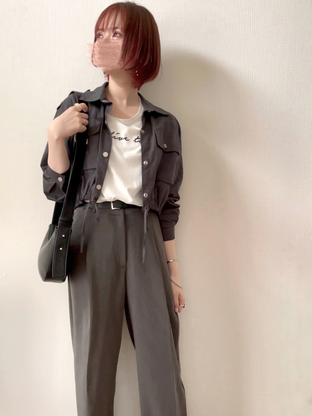 ホワイト系のTシャツ/カットソーを着用したレディースの夏コーディネートの3枚目の写真