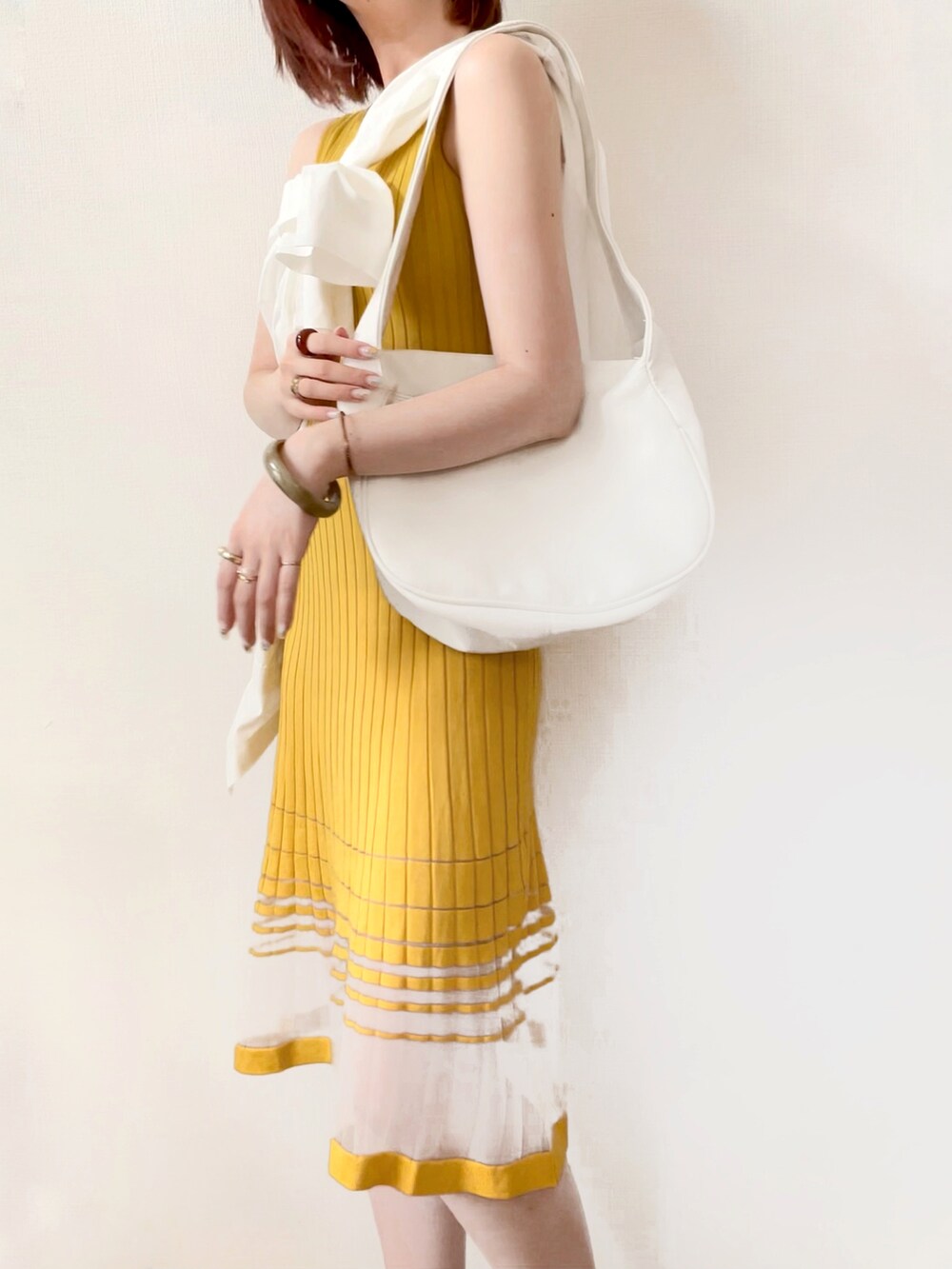 イエロー系のワンピース、グレー系のバングル/リストバンドを着用したレディースの夏コーディネートの2枚目の写真