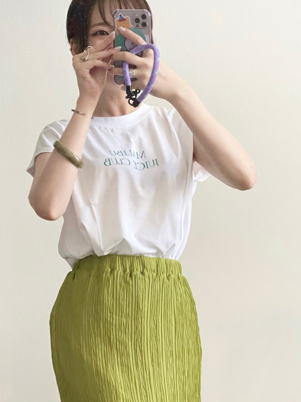 ホワイト系のTシャツ/カットソーを着用したレディースの夏コーディネートの2枚目の写真