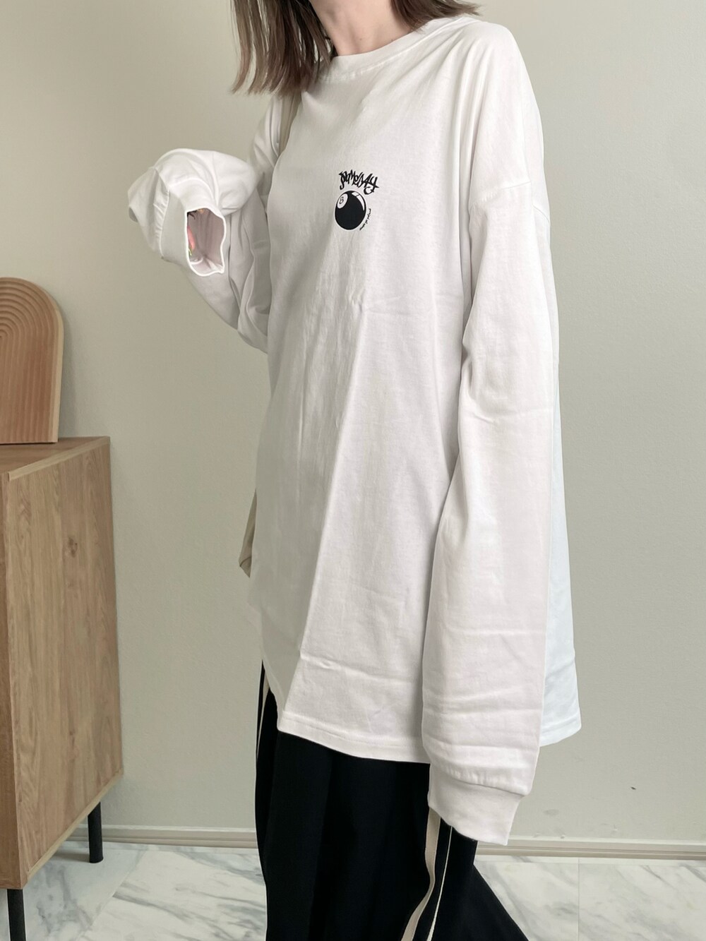 ホワイト系のTシャツ/カットソーを着用したレディースの夏コーディネートの2枚目の写真